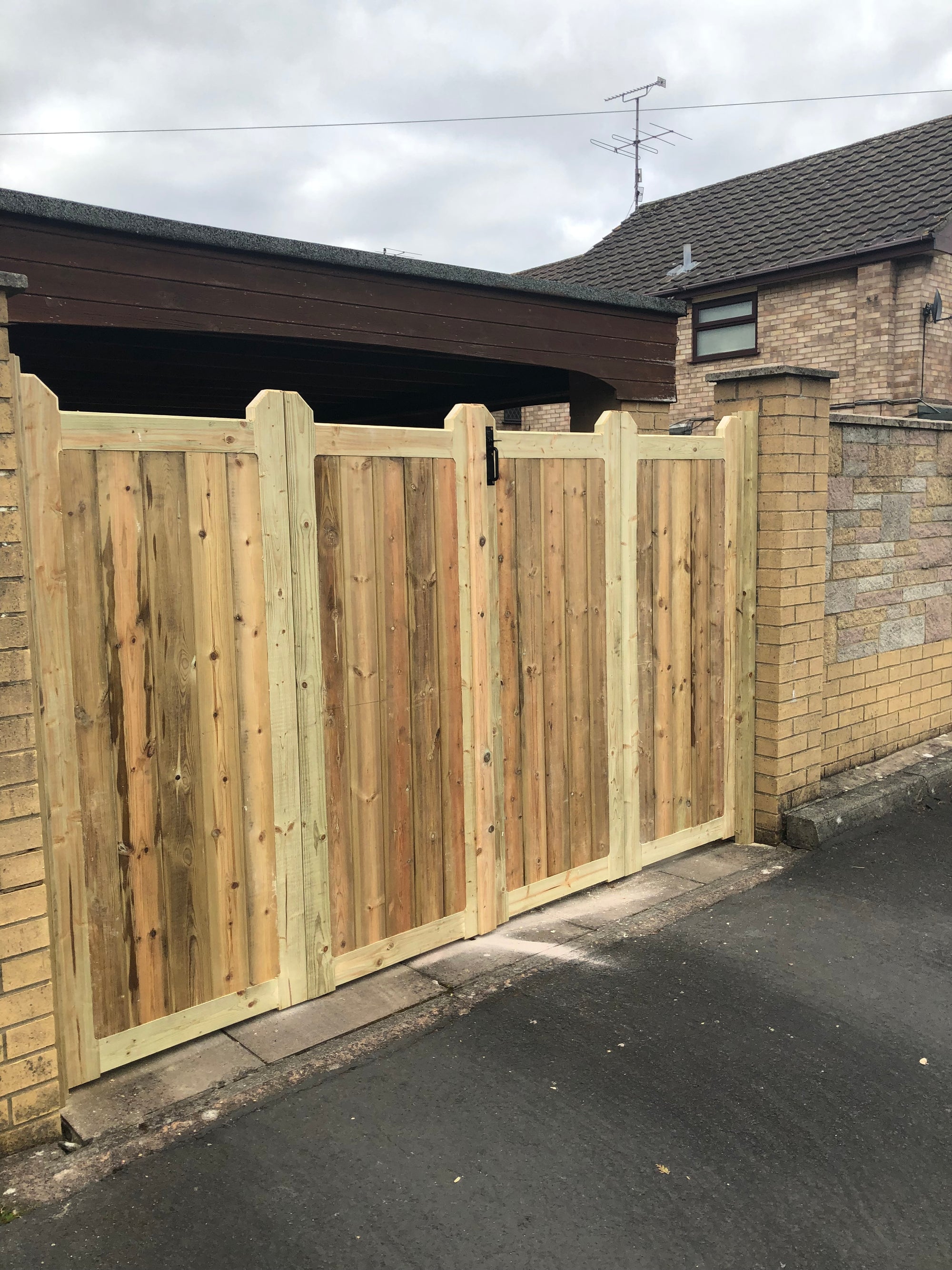 Bi-FoldingDriveway Gates